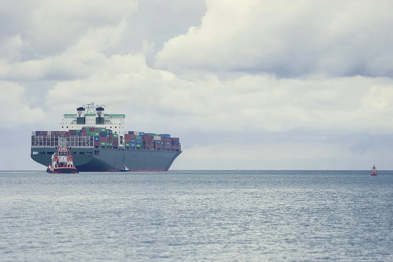 Navio porta-contêineres no mar