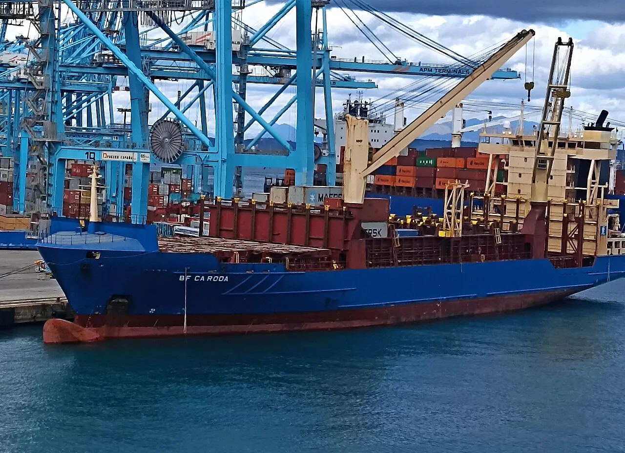 Navio sendo carregado no porto